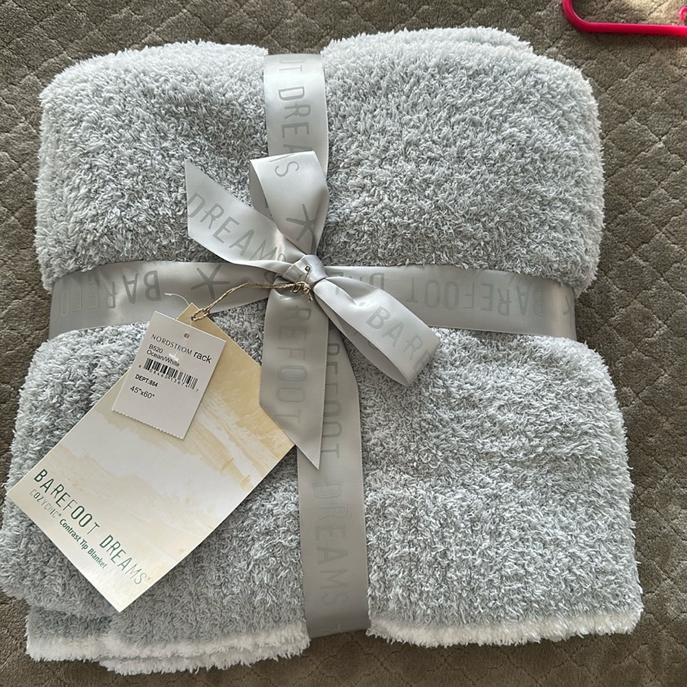 Barefoot dreams, cozy, chic contrast, tip blanket 45 x 60